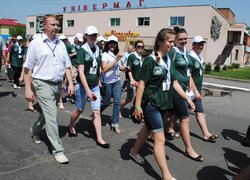 Урочиста хода учасників Зльоту (смт. Котельва)